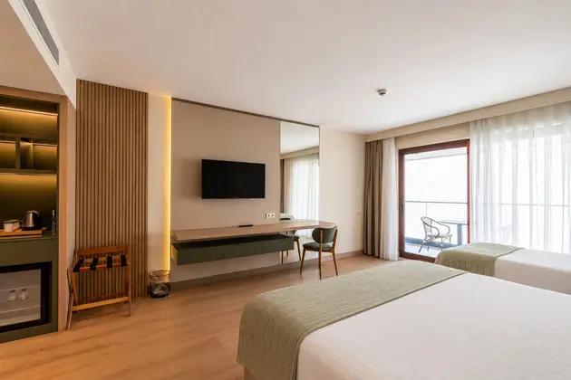Yatak Odası İçi Yatak, Gardirop, Tv, Balkon, Manzara