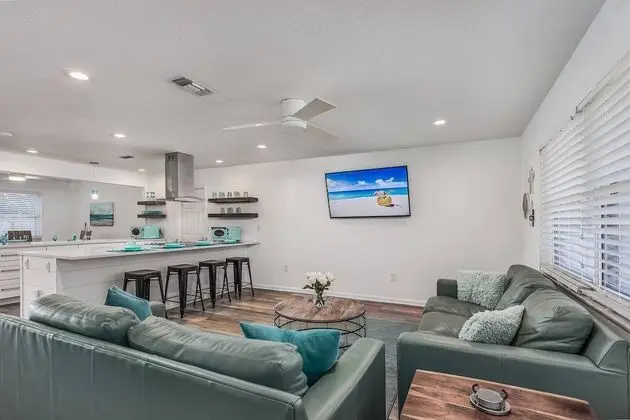 Ev (Arlington Park Beautifully Renovated )