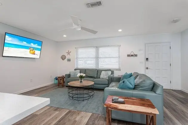 Ev (Arlington Park Beautifully Renovated )