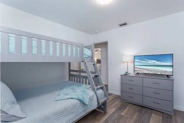 Ev (Arlington Park Beautifully Renovated )