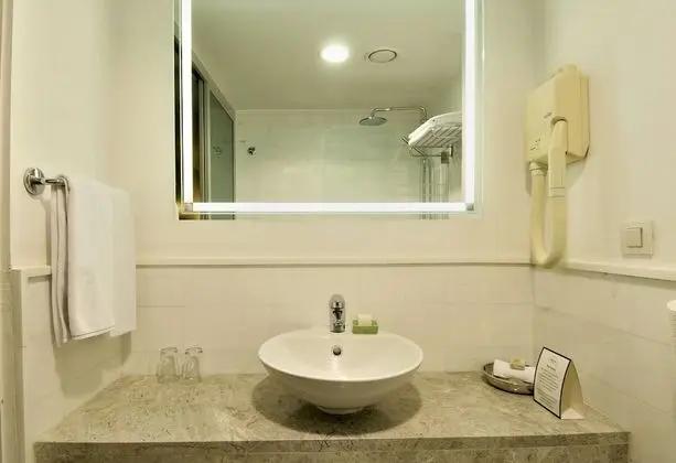 Bathroom sink