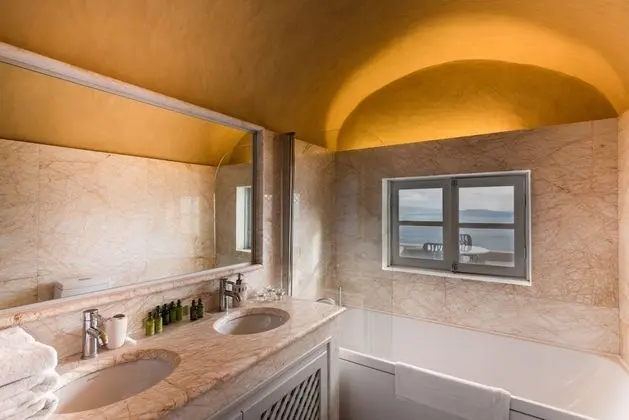 Honeymoon Suite, Hot Tub