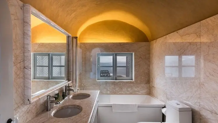 Honeymoon Suite, Hot Tub