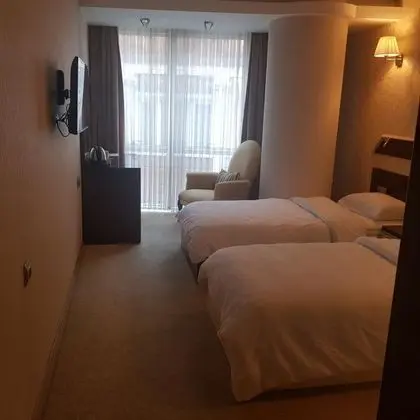 Standart Oda, Sokak Manzaralı