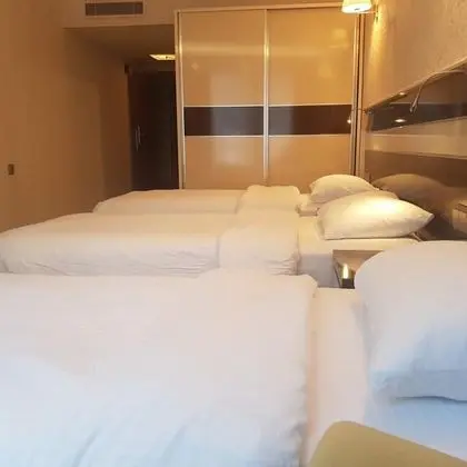 Triple, Sokak Manzaralı