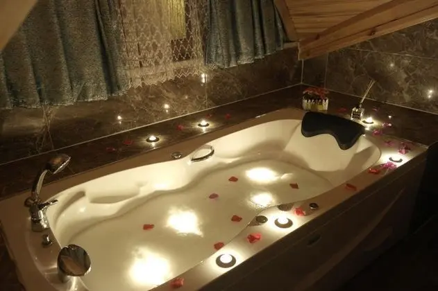 Jakuzili ve Şömineli Deluxe Oda, Bahçe Manzaralı