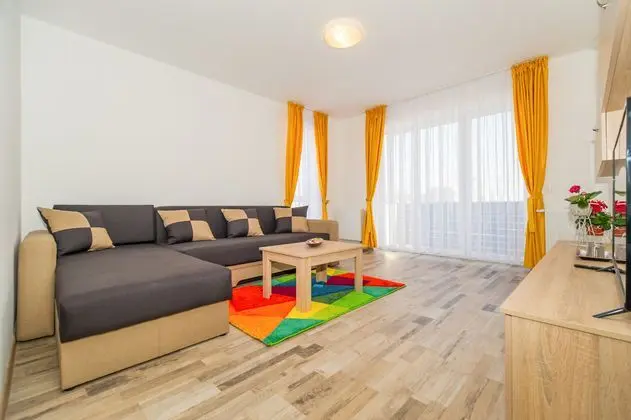 Junior Suit Capacity 1