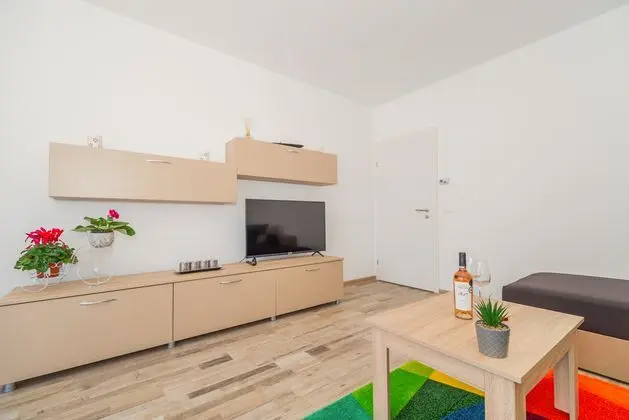 Junior Suit Capacity 1