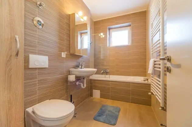 Junior Suit Capacity 1