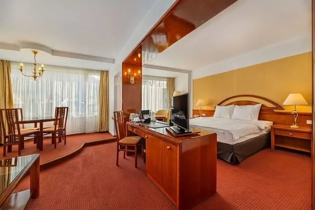 Junior Suit with SPA access
