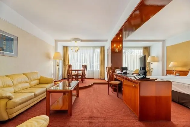 Junior Suit with SPA access