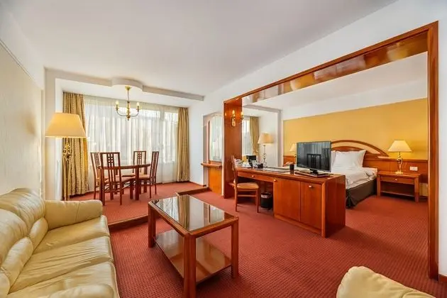 Junior Suit with SPA access