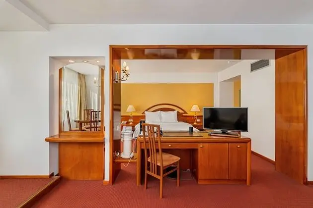 Junior Suit with SPA access