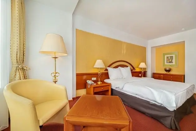 Junior Suit with SPA access