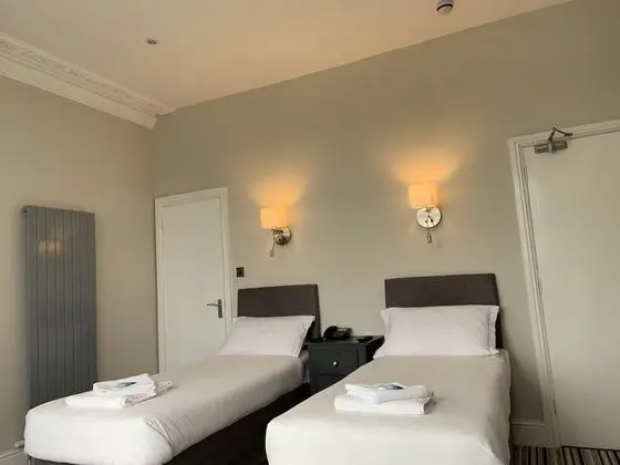 Tek Büyük veya İki Ayrı Yataklı Oda, Banyolu/Duşlu