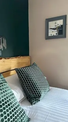 King Room (Aeron Belle)