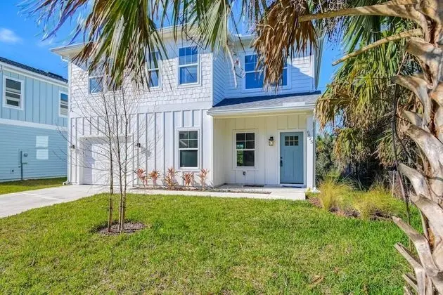 Ev (Array of Sunshine Beach House)