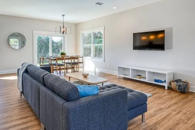 Ev (Array of Sunshine Beach House)