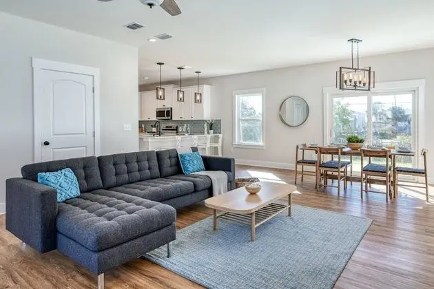 Ev (Array of Sunshine Beach House)