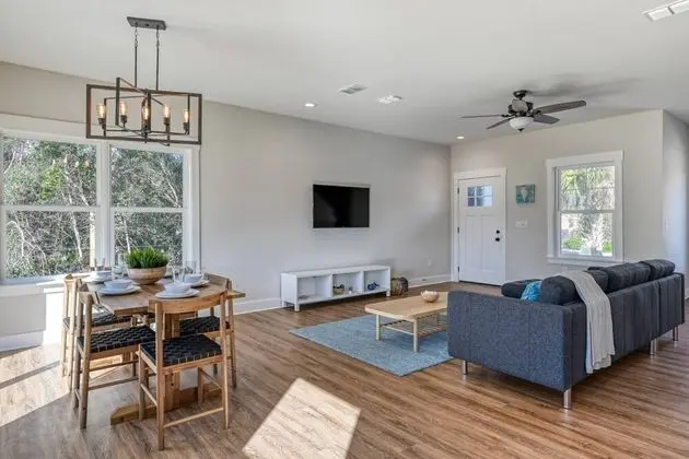 Ev (Array of Sunshine Beach House)