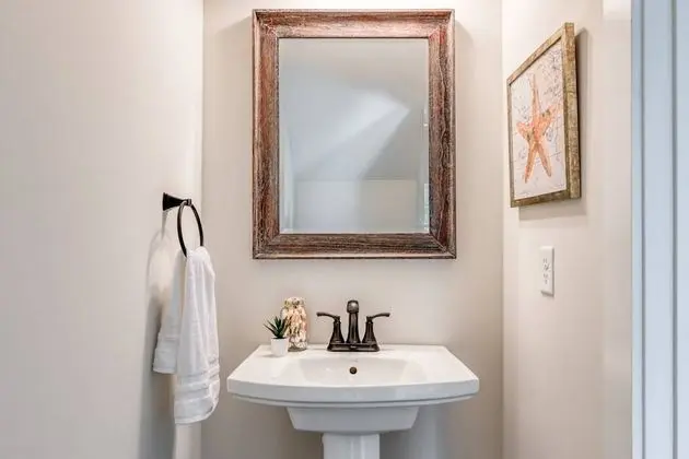 Ev (Array of Sunshine Beach House)