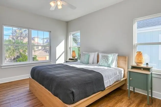 Ev (Array of Sunshine Beach House)