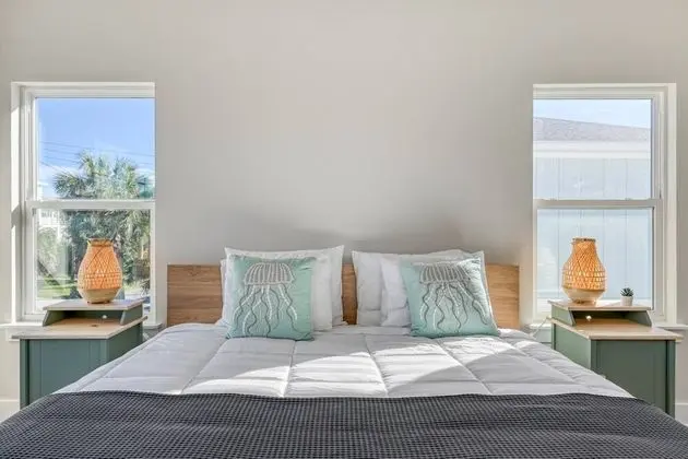 Ev (Array of Sunshine Beach House)