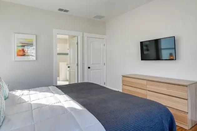 Ev (Array of Sunshine Beach House)