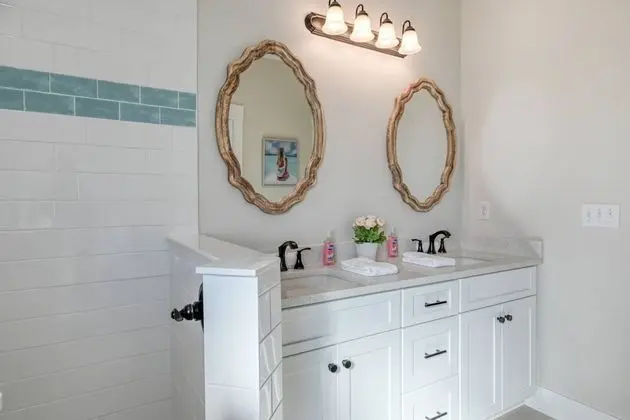 Ev (Array of Sunshine Beach House)