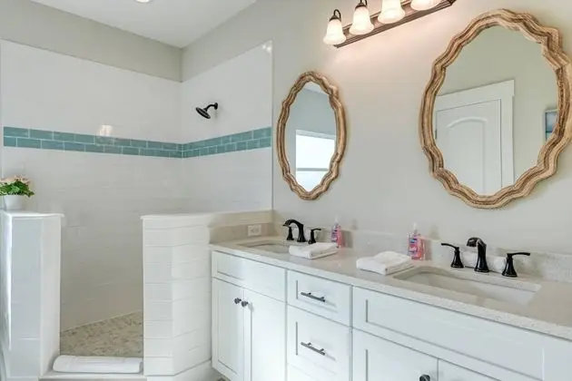 Ev (Array of Sunshine Beach House)