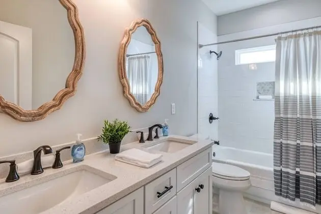 Ev (Array of Sunshine Beach House)