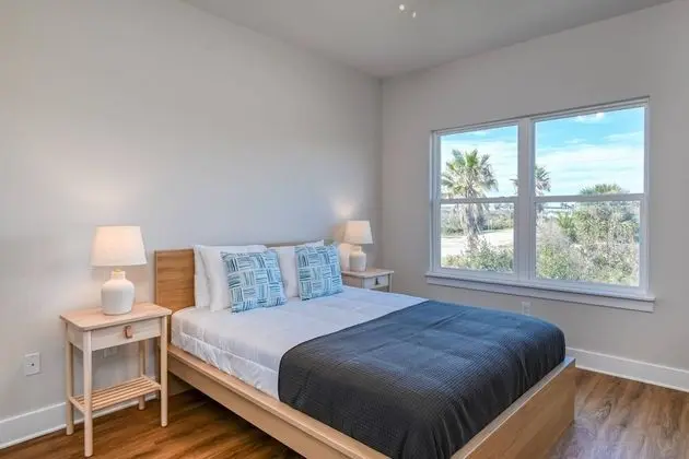 Ev (Array of Sunshine Beach House)