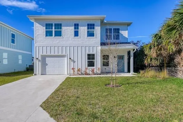 Ev (Array of Sunshine Beach House)