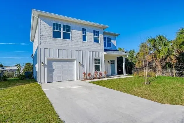 Ev (Array of Sunshine Beach House)