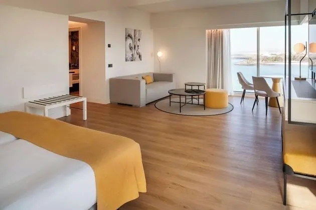 Suite, Sea View