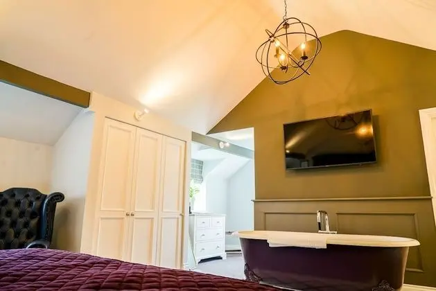 Junior Süit, 1 En Büyük (King) Boy Yatak, Küvet