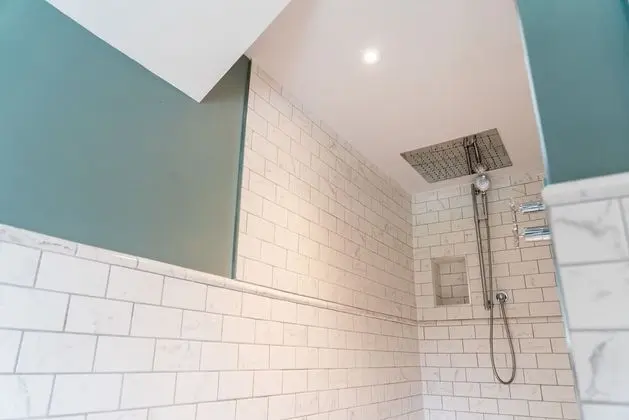 Junior Süit, 1 En Büyük (King) Boy Yatak, Küvet