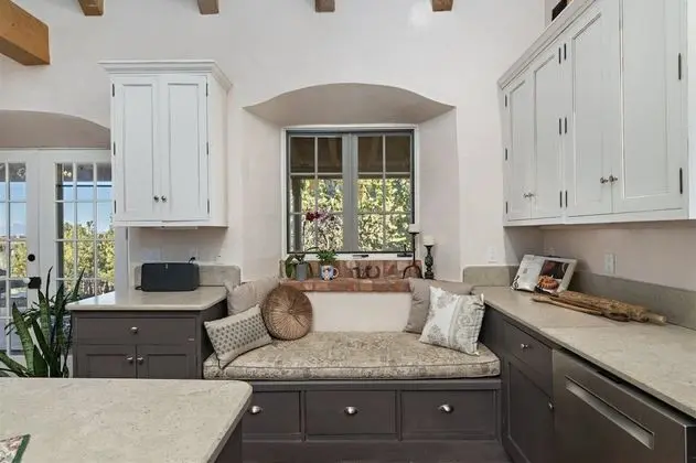 Ev (Arroyo Vista - Secluded Southwestern )
