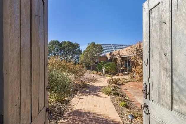 Ev (Arroyo Vista - Secluded Southwestern )