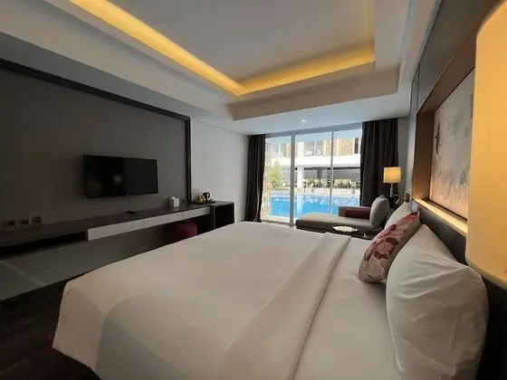 Deluxe Tek Büyük Yataklı Oda, Havuz Kenarı