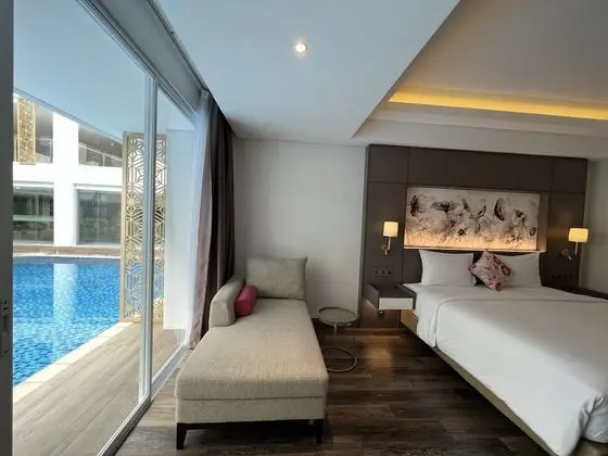 Deluxe Tek Büyük Yataklı Oda, Havuz Kenarı