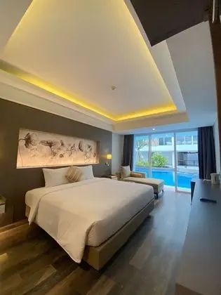Deluxe Tek Büyük Yataklı Oda, Havuz Kenarı
