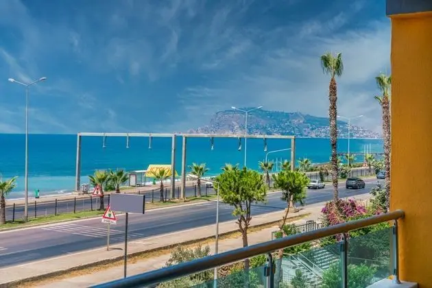 Standart Oda, Deniz veya Kara Manzaralı, Balkonlu