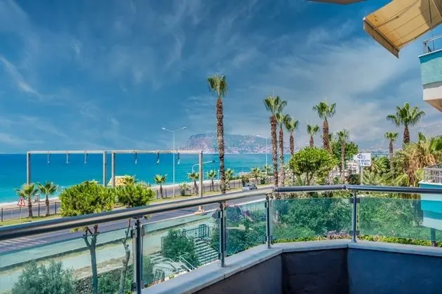 Triple, Deniz veya Kara Manzaralı, Balkonlu
