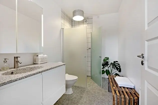 Tek Büyük veya İki Ayrı Yataklı Oda, Ortak Banyo