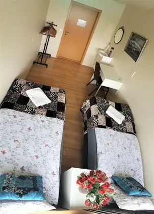 İki Ayrı Yataklı Oda, Ortak Banyo