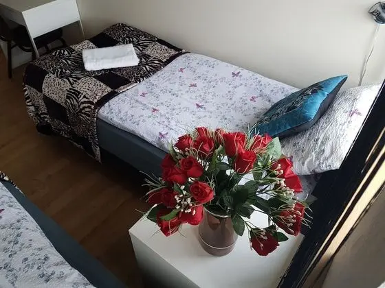 İki Ayrı Yataklı Oda, Ortak Banyo