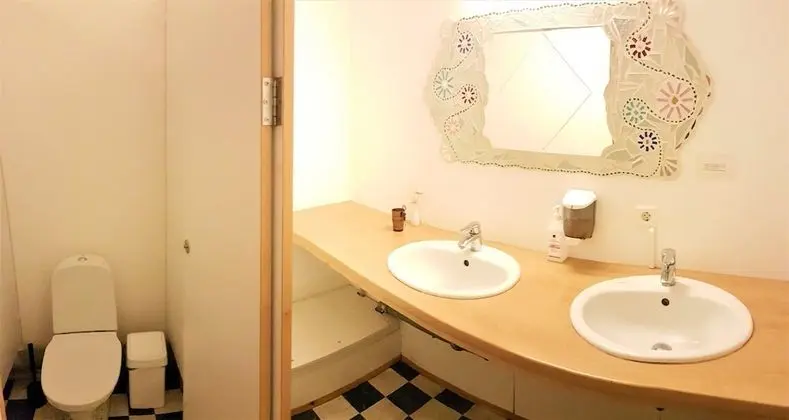 İki Ayrı Yataklı Oda, Ortak Banyo