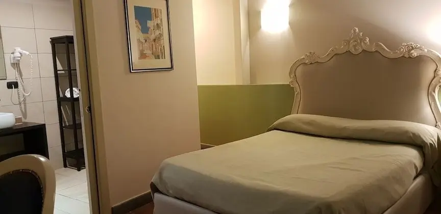 Büyük Yataklı Tek Kişilik Oda