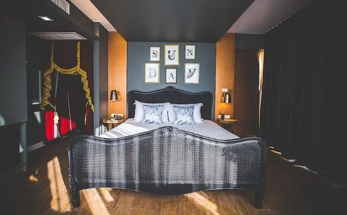 Artist Signature Room By Pomme Chan